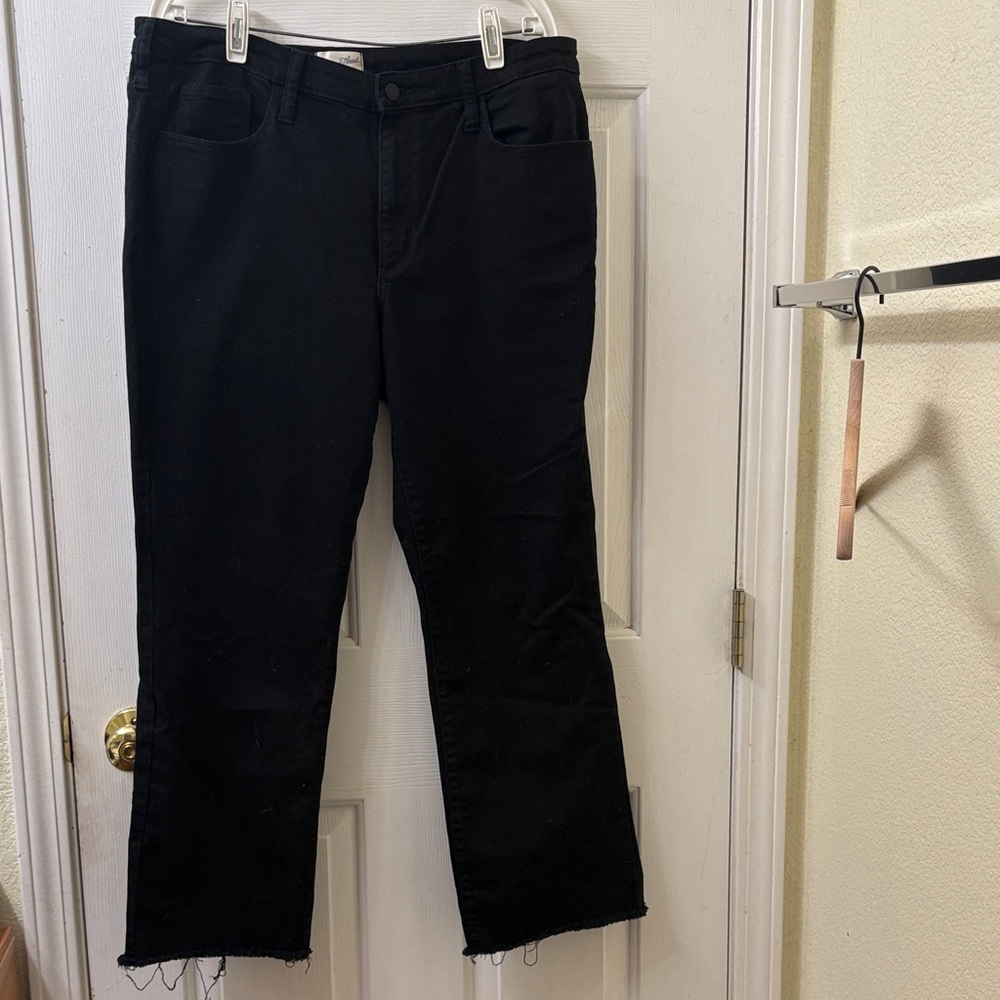 Universal Thread Women’s Black Ankle Bootcut with rough edges (Sz 16/L)